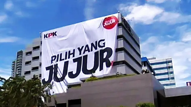 Spanduk Raksasa ‘Pilih yang Jujur’ Terbentang di Gedung KPK