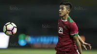 Bek Timnas Indonesia U-19, Firza Andika, mengontrol bola saat melawan Kamboja U-19 pada laga persahabatan di Stadion Patriot, Bekasi, Rabu (4/10/2017). Indonesia menang 2-0 atas Kamboja. (Bola.com/Vitalis Yogi Trisna)