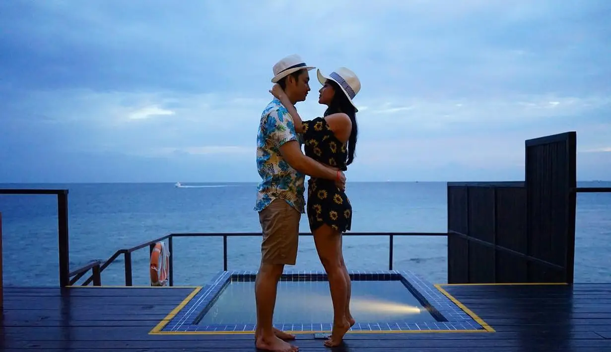 Dalam sebuah acara pada Oktober tahun 2017 silam, Dewi Perssik mengakui telah menikah dengan Angga Wijaya di Jember. Meski demikian, ia tak menjelaskan kapan tanggal dan bulan pernikahannya. (Instagram/dewiperssikreal)