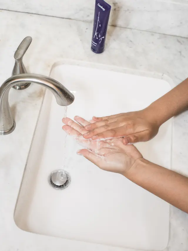 Mengatasi Perih Saat Mencuci Wajah