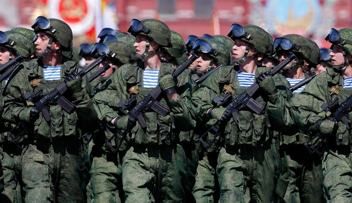 Prajurit Rusia berbaris selama parade Hari Kemenangan menandai ulang tahun ke-71 dari kemenangan atas Nazi Jerman dalam Perang Dunia II, di Lapangan Merah di Moskow, Rusia, (9/5). (REUTERS/ Sergei Karpukhin)