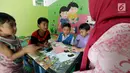 Anak-anak belajar di ruang publik terpadu ramah anak (RPTRA) RPTRA Madusela, Mangga Besar, Jakarta, Senin (12/11). Dalam rancangan APBD 2019, Gubernur DKI Jakarta, Anies Baswedan tidak menganggarkan RPTRA dalam RPJMD 2019. (Liputan6.comm/JohanTallo)