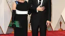 Lin Manuel-Miranda ditemani sang ibu, Dr. Luz Towns-Miranda, berpose di karpet merah ajang penghargaan Piala Oscar 2017 di Los Angeles, Minggu (26/2). Luz Towns-Miranda juga terlihat menyematkan pita biru di gaunnya. (Photo by Jordan Strauss/Invision/AP)