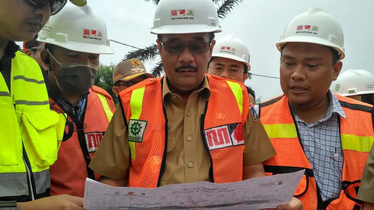 Wagub Djarot Saiful Hidayat saat tinjau pembangunan Flyover Bintaro (Liputan6.com/Ika Defianti)