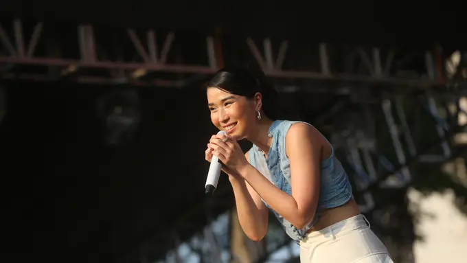 Christie di panggung KapanLagi Buka Bareng BRI Festival 2024, Sabtu (23/3). [Foto: Adrian Putra/Fimela]