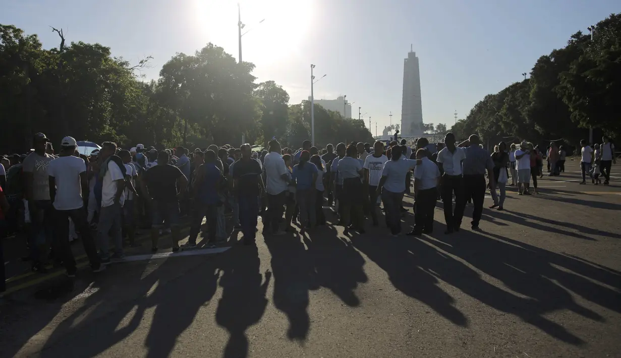 Sejumlah orang berbaris untuk memberikan penghormatan kepada mendiang Fidel Castro di Lapangan Revolusi di Havana, Kuba, Senin (28/11). (REUTERS / Carlos Barria)