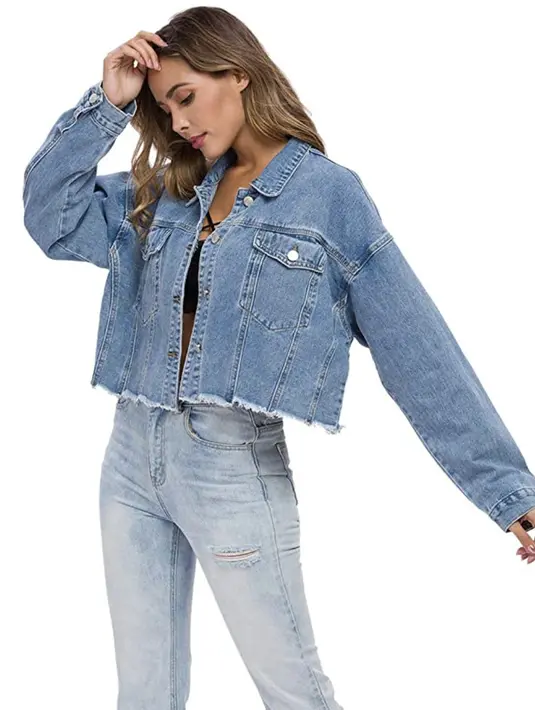 Jaket jeans cropped juga salah satu model jaket yang populer.  Mereka memiliki bentuk khas dengan potongan pendek di atas pusar.