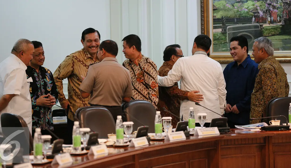 Sejumlah menteri kabinet kerja hadir dalam rapat terbatas di Kantor Presiden, Komplek Istana Kepresidenan, Jakarta, Jumat (11/12). Rapat membahas persiapan penyelenggaraan Asian Games XVIII tahun 2018. (Liputan6.com/Faizal Fanani)