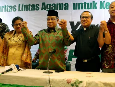 Ketua Umum PBNU KH Said Aqil Siroj bersama sejumlah tokoh lintas agama berfoto bersama usai konferensi pers di Jakarta, Jumat (15/12). Mereka menyampaikan aspirasi perihal situasi politik global menyangkut kedaulatan Palestina. (Liputan6.com/JohanTallo)