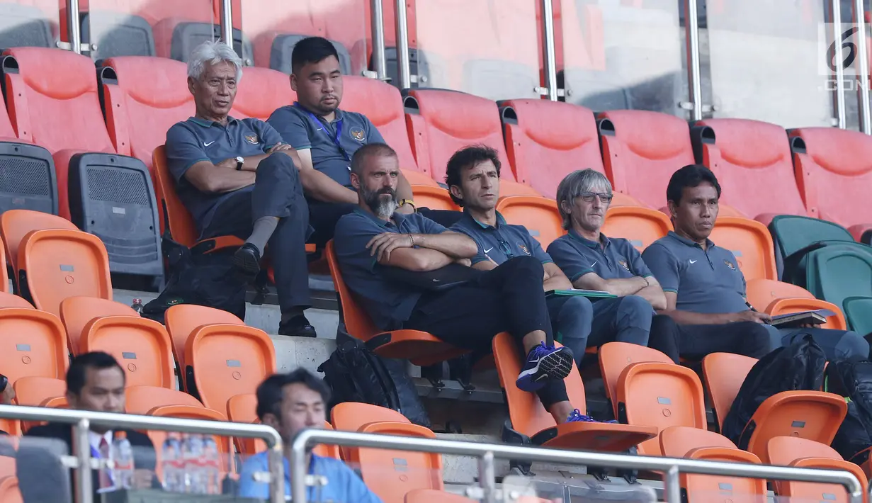 Pelatih Timnas Indonesia, Luis Milla (tengah) menyaksikan langsung laga Uzbekistan melawan Bahrain pada PSSI Anniversary Cup 2018 di Stadion Pakansari, Kab Bogor, Senin (30/4). Laga kedua tim berakhir imbang 3-3. (Liputan6.com/Helmi Fithriansyah)