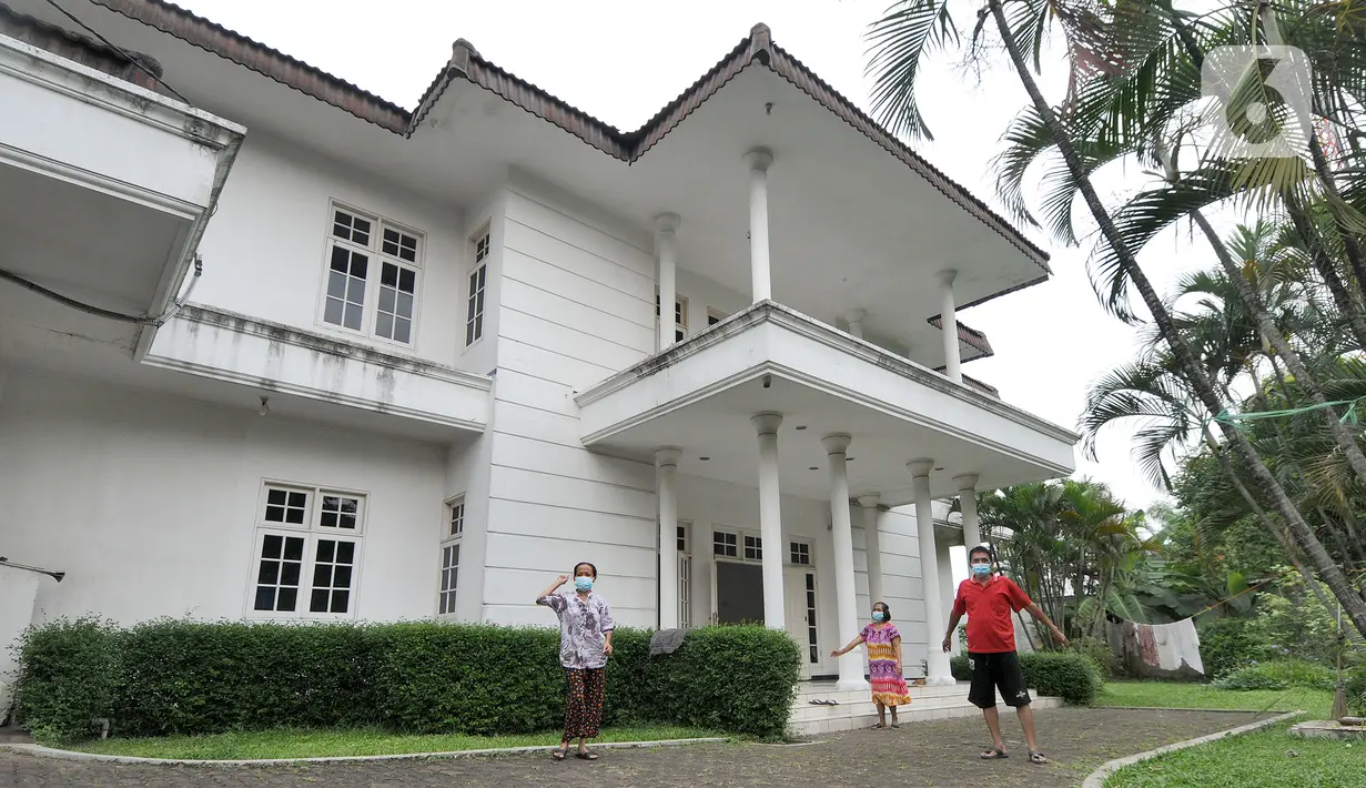 Warga yang positif covid-19 berolahraga di halaman rumah yang diubah menjadi tempat isolasi mandiri di Jalan MPR 1, Cilandak, Jakarta, Rabu (7/7/2021). Mereka yang menjalani isolasi mandiri di rumah mewah itu mendapatkan bantuan kebutuhan sehari-hari dari warga sekitar. (merdeka.com/Arie Basuki)