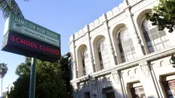 Sebuah tanda pemberitahuan libur di SMA Hamilton, Los Angeles, Selasa (15/12). Otoritas Los Angeles, memerintahkan penutupan sekolah menyusul adanya ancaman yang menyasar sistem pendidikan dan seluruh siswa sebanyak 640.000. (REUTERS/Jason Redmond)