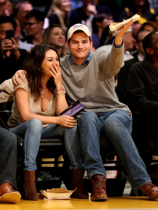 Mila berjanji dirinya tak akan tertarik pada Asthon. Mila hanya menganggap Asthon sebagai teman baiknya. Namun siapa sangka, Mila akhirnya terpesona pada Asthon hingga ia berhasil jatuh cinta. (AFP/Bintang.com)