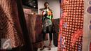 Model membawakan busana batik Kudus rancangan desainer Denny Wirawan saat pagelaran fashion dan pembukaan pop-up store di Jakarta, Rabu (30/9/2015). Menyambut hari Batik Nasional retail Balijava meluncurkan koleksi Batik Kudus. (Liputan6.com/Angga Yuniar)