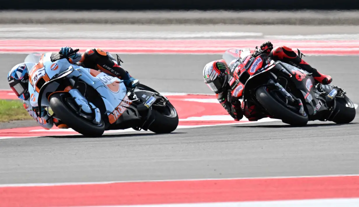Meski memulai balapan di pole position, Marco Bezzecchi melakukan start buruk. Ia sempat melorot ke urutan delapan di belakang Marc Marquez. (SONNY TUMBELAKA/AFP)