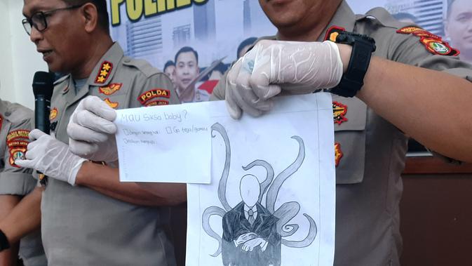 Polisi menunjukkan gambar NF (15), remaja yang bunuh bocah di Jakarta Pusat. (Liputan6.com/Yopi Makdori)