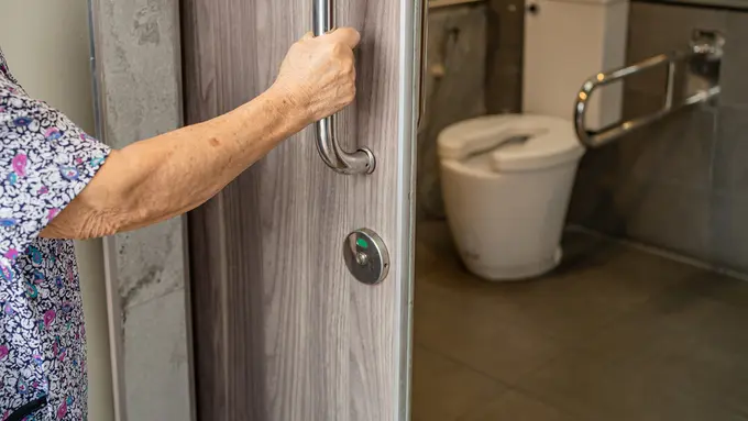 Tips Mendesain Kamar Mandi yang Aman untuk Orang Tua Lanjut Usia di Rumah