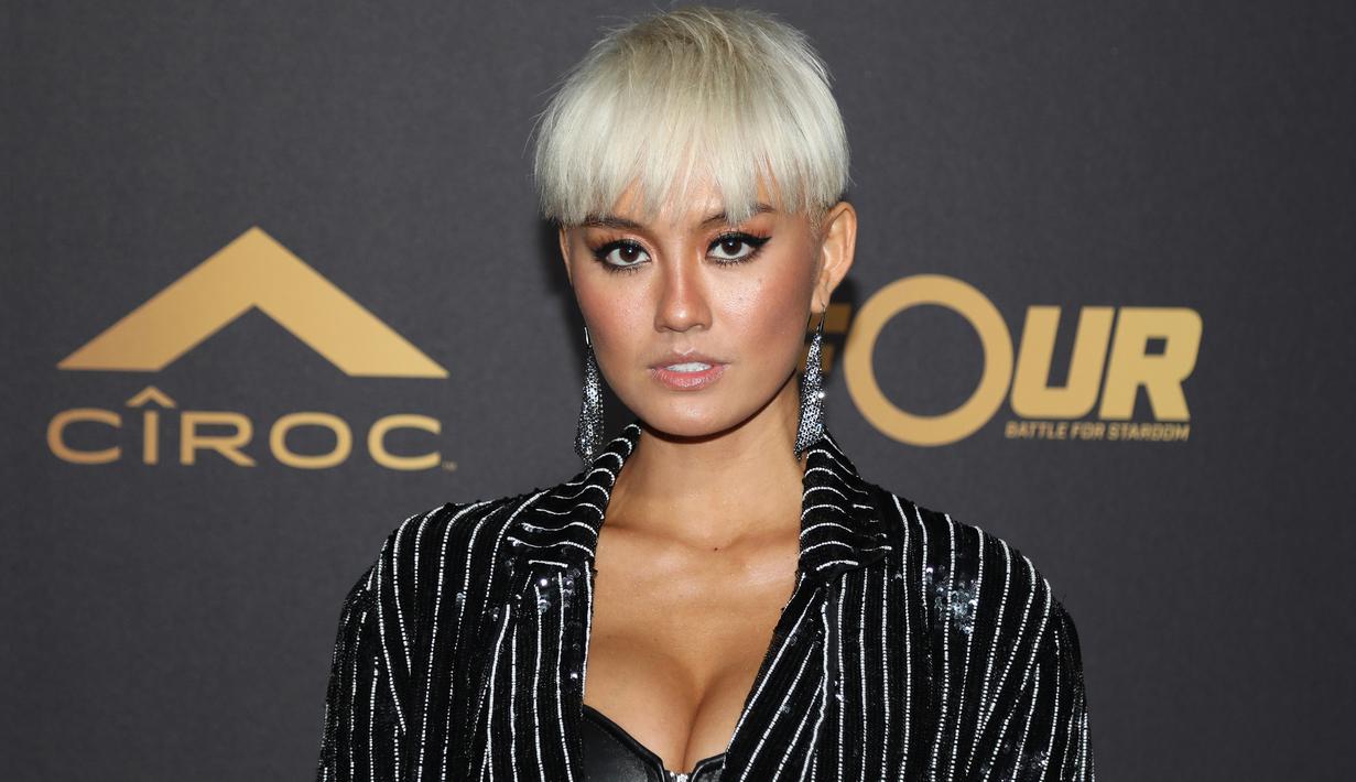 Penyanyi Agnez Mo berpose di karpet merah pesta ulang tahun ke-42 DJ Khaled di Beverly Hills, Los Angeles, 2 Desember 2017. Agnez Mo tampil dengan bustier seksi atau korset kulit hitam YSL. (Jerritt Clark/Getty Images for Ciroc/AFP)