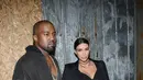Kali ini Kanye West benar-benar salah kostum. Bahkan ia merasa selera pakaiannya kurang memuaskan pada saat berlibur bersama keluarga. (AFP/Bintang.com)