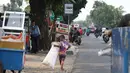 Seorang anak memungut sampah plastik di Jakarta, Rabu (12/9). Target bebas pekerja anak pada tahun 2022 disampaikan delegasi Indonesia dalam pertemuan anggota organisasi buruh internasional (ILO) di Jenewa, Swiss. (Liputan6.com/Immanuel Antonius)