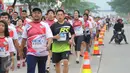 Para peserta mengikuti acara lomba lari Joyful Run 2017 di Alam Sutera, Tangerang Selatan, Minggu (7/5). Acara Joyful Run 2017 ini diikuti sebanyak 5.600 peserta yang berasal dari berbagai latar belakang yang berbeda. (Liputan6.com/Helmi Afandi)