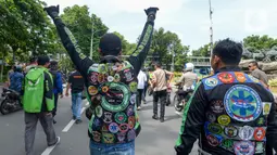 Pengemudi ojek online (ojol) menuju Kementerian Perhubungan (Kemenhub) untuk berunjuk rasa di Jakarta, Rabu (15/1/2020). Mereka mengajukan dua tuntutan yaitu payung hukum dan mengubah skema tarif dan berharap DPR serta pemerintah membuat Undang-undang (UU) terkait ojol. (merdeka.com/Imam Buhori)