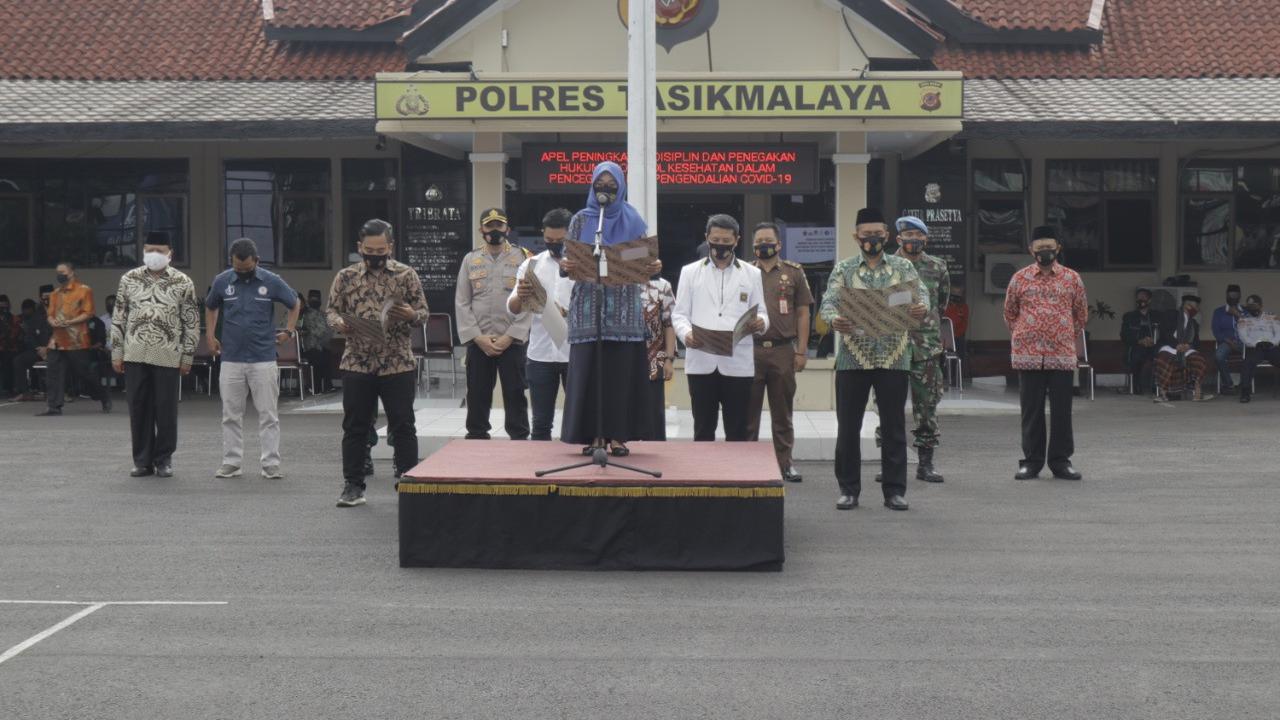 Para perwakilan tim pemenangan bakal calon pilkada Tasikmalaya 2020, membacakan deklarasi pencegahan covid-19 dalam pilkada Tasikmalaya.