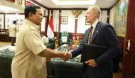 Menteri Pertahanan Prabowo Subianto membahas kerja sama bidang pertahanan dengan Duta Besar Denmark untuk Indonesia Sten Frimodt Nielsen di Kantor Kementerian Pertahanan RIhttps://www.liputan6.com/tag/jokowi, Jakarta Pusat. (Istimewa)