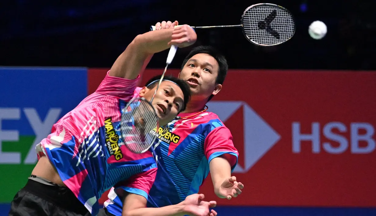 Di awal game pertama, Fikri/Bagas langsung memimpin 3-0, namun berhasil disamakan The Daddies menjadi 3-3. Fikri/Bagas pun berhasil menutup interval dengan 11-9. The Daddies sempat unggul 19-18 namun mampu dikunci dan ditutup Fikri/Bagas dengan 21-19. (AFP/Justin Tallis)