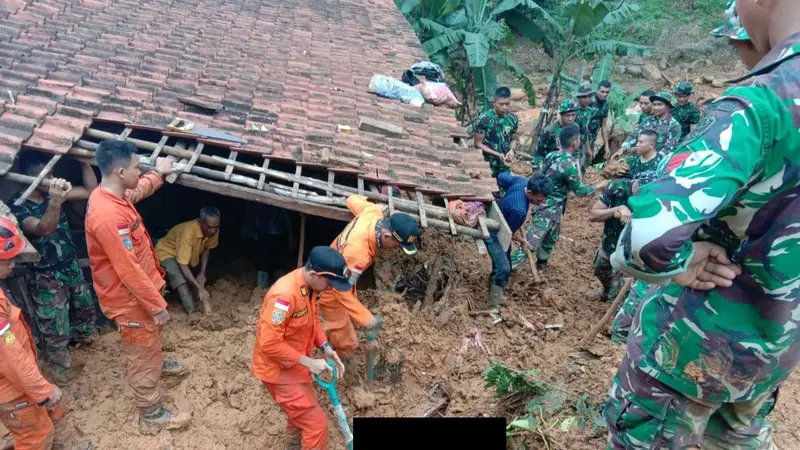 Dokumentasi Basarnas Banten saat menemukan korban satu keluarga.  (Foto: Liputan6.com/Basarnas/Yandhi Deslatama)