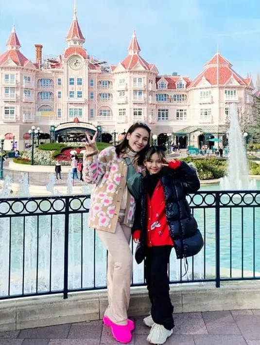 <p>Ayu mengaku memang dirinya ingin menikah lagi, namun masih belum menemukan yang cocok. [Foto: instagram.com/ayutingting92]</p>