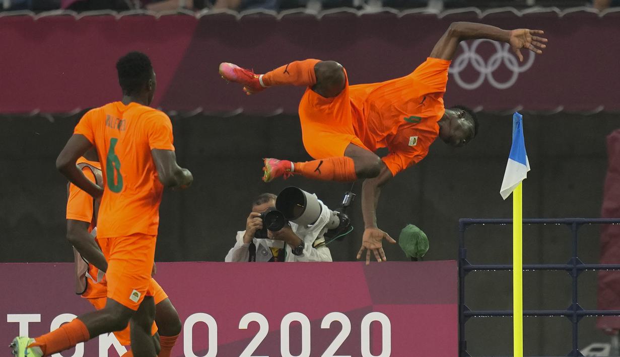 Pada babak kedua, Pantai Gading lebih berani keluar menyerang dan hasilnya mereka dapat unggul pada menit ke-67. Bek Jerman, Benjamin Henrichs membuat gol bunuh diri saat terjadi kemelut di muka gawang Jerman. Pantai Gading 1, Jerman 0. (Foto: AP/Andre Penner)