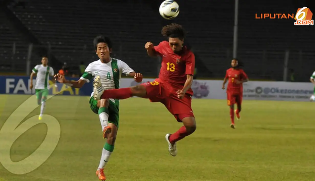 Pemain Indonesia Bayu Gatra (nomor 4) berebut bola dari kejaran pemain Papua Nugini Bala Roland Lasisi (Liputan6.com/Helmi Fithriansyah)