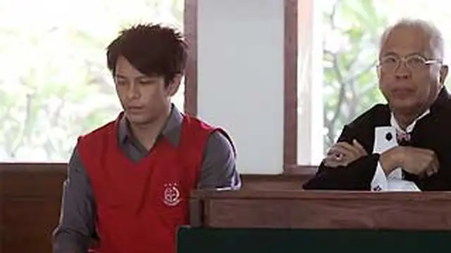 Ariel vokalis Peterpan ditemani pengacaranya OC Kaligis memasuki ruang persidangan di Pengadilan Negeri