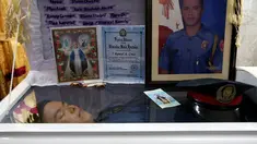  Jasad petugas kepolisian Filipina, Rancel Cruz terbaring di atas peti mati usai ditembak pecandu narkoba di Manila, Filipina, (19/10). Langkah tegas pemerintah Filipina membuat para pengguna narkoba membalas menembak petugas. (REUTERS/Erik De Castro)