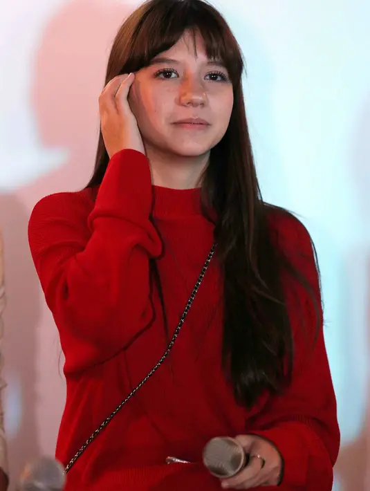 "Iya, betul sekali. Dia lebih dewasa. Kita tetap seru-seruan kayak nonton, makan, main wahana permainan. Jadi merasa kayak anak kecil lagi. Dia sih mau saja ikut," kata Cassandra. (Deki Prayoga/Bintang.com)