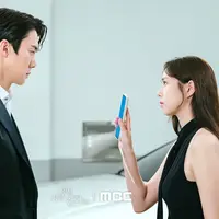 Yoo Yeon Seok dan Chae Soo Bin dalam drakor When the Phone Rings. (MBC via Netflix)