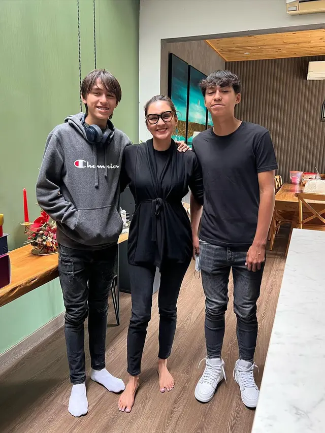 Donna Agnesia bersama kedua putranya (Instagram/dagnesia)