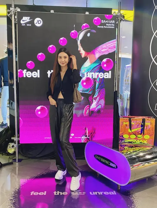 OOTD pakai warna hitam memang tidak mungkin terlihat salah. Mikha Tambayong mengenakan sweater hitam yang dipadunya dengan celana panjang yang juga berwarna hitam, serta sentuhan sneakers putih. [Foto: Instagram/miktambayong]