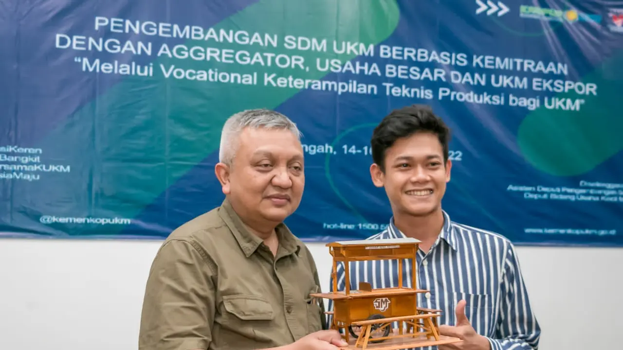 Deputi Bidang UKM KemenKopUKM Hanung Harimba Rahman pada pembukaan acara Pengembangan SDM UKM Berbasis Kemitraan dengan Aggregator dan UKM Ekspor Melalui Vocational Keterampilan Teknis Produksi bagi UKM, di Kota Solo, Sabtu (15/10/2022).