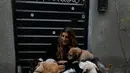 Mariam Gutierrez de Velasco memberikan makanan ke anjing-anjingya di rumahnya di Mexico City pada 23 Desember 2017.  Mariam dan Jair menampung sekitar 54 anjing dirumahnya. (AP Photo / Marco Ugarte)
