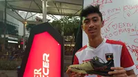 Pemain Doby MCW Banten, Syahdat Akbar, yang merajut mimpi di Super Soccer Futsal Battle 2018 menggunakan sepatu usang. (Bola.com/Zulfirdaus Harahap)