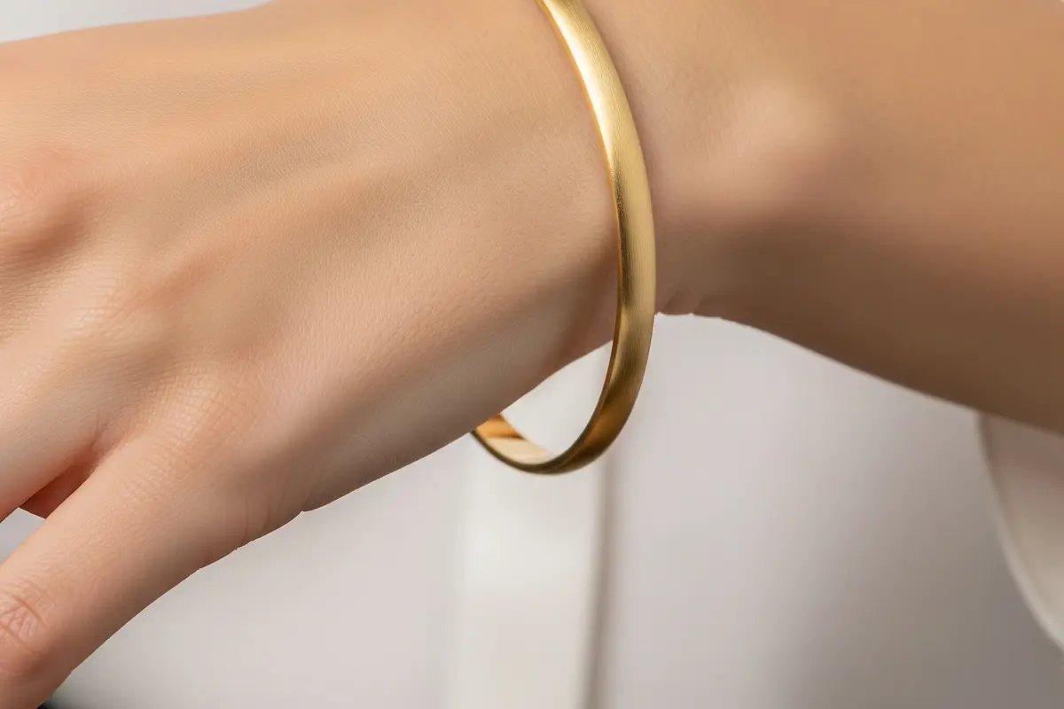 Model Gelang Emas Kecil yang Cocok untuk Wanita Aktif (Image by Gemini AI)