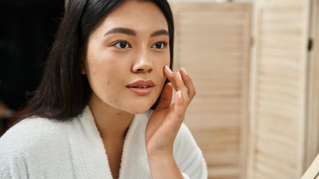 Menyegarkan Kulit Wajah Lelah dengan 9 Rutinitas Perawatan yang Tepat, Bye Kusam!