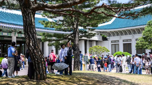 FOTO: Sehari Setelah Dibuka, Kompleks Blue House Ramai Dikunjungi Pengunjung