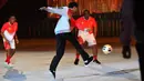 Presiden Joko Widodo bermain bola dengan sejumlah pengisi acara saat Upacara Pembukaan PON Papua di Stadion Lukas Enembe, Kompleks Olahraga Kampung Harapan, Distrik Sentani Timur, Kabupaten Jayapura, Papua, Sabtu (2/10/2021). (Foto:Tangkapan Layar YouTube Sekretariat Presiden)