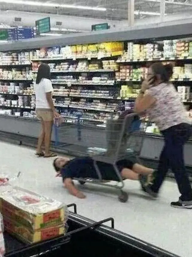 6 Tingkah Anak-Anak Rebahan di Sembarang Tempat Ini Absurd, Kocak