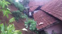 Tiga rumah warga di Kecamatan Karangtengah, Garut, Jawa Barat, terkena tumpukan material longsor (Liputan6.com/Jayadi Supriadin)