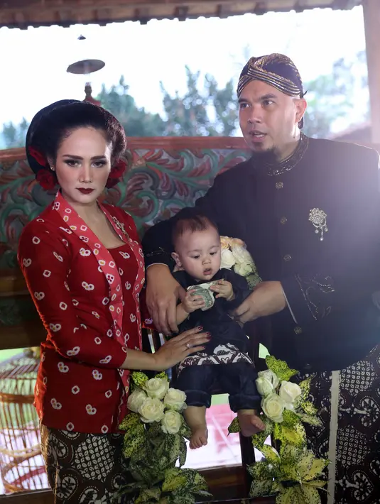 Acara tradisi Jawa Tedak Siten anak pasangan Ahmad Dhani dan Mulan Jameela, Ahmad Syailendra Airlangga berlangsung di vila miliknya Desa Cikopo, Cisarua, Bogor Jawa Barat, Selasa (10/1/2017). (Nurwahyunan/Bintang.com)