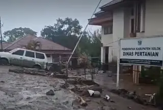 Banjir bandang menerjang Kabupaten Solok, Sumatera Barat. (Dok. Istimewa/Tangkapan Layar)